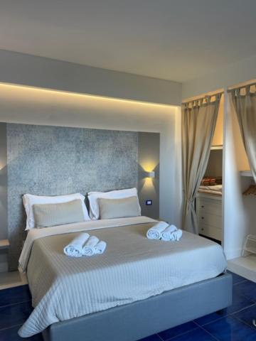 a bedroom with a large bed with two towels at Casamediterranea in Sperlonga