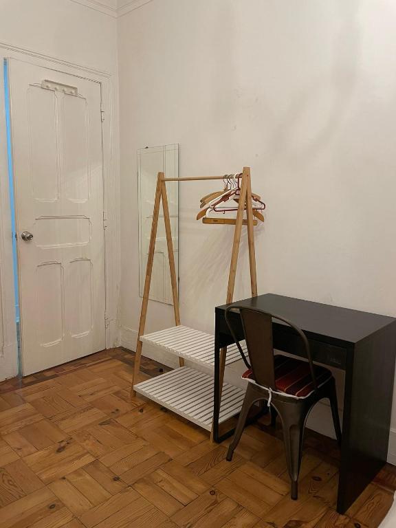 Bordeaux M1 R3 - Nice & Comfortable Double Room with Private Patio & Shared Bathroom - Tweepersoonskamer