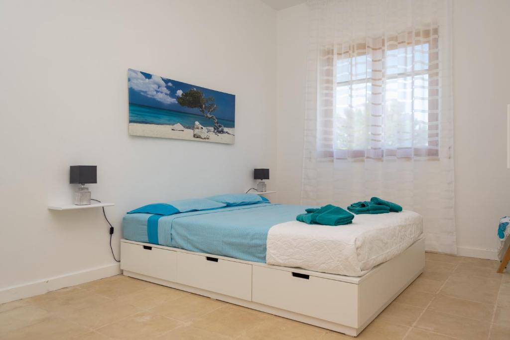 une chambre blanche avec un lit et une fenêtre dans l'établissement Villa Perilli - Luxury Stay con piscina privata, à Diso