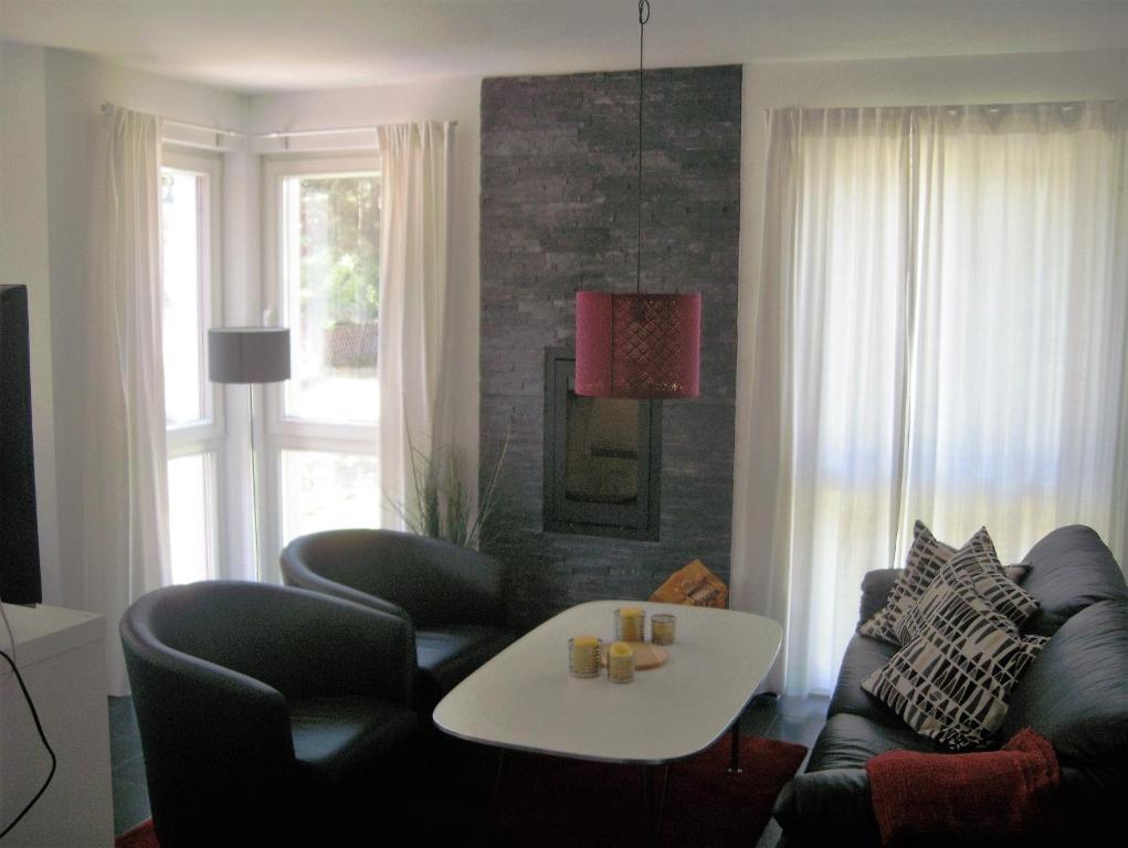 ein Wohnzimmer mit einer Couch und einem Tisch in der Unterkunft Ferienwohnung Baabe in Baabe