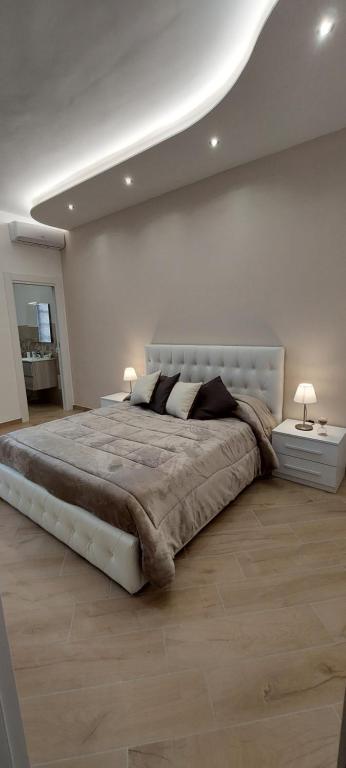 una grande camera da letto con un grande letto con due lampade di Casa Francesca e Rooms a Santa Maria di Castellabate