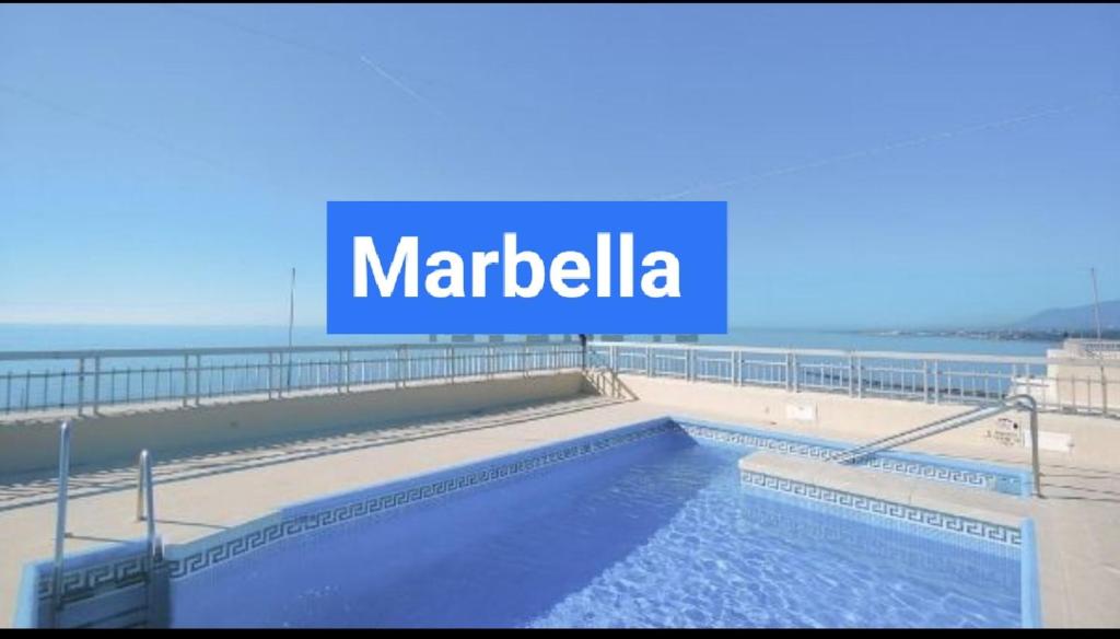 Piscine de l'établissement Marbella Beach Paseo Marítimo ou située à proximité