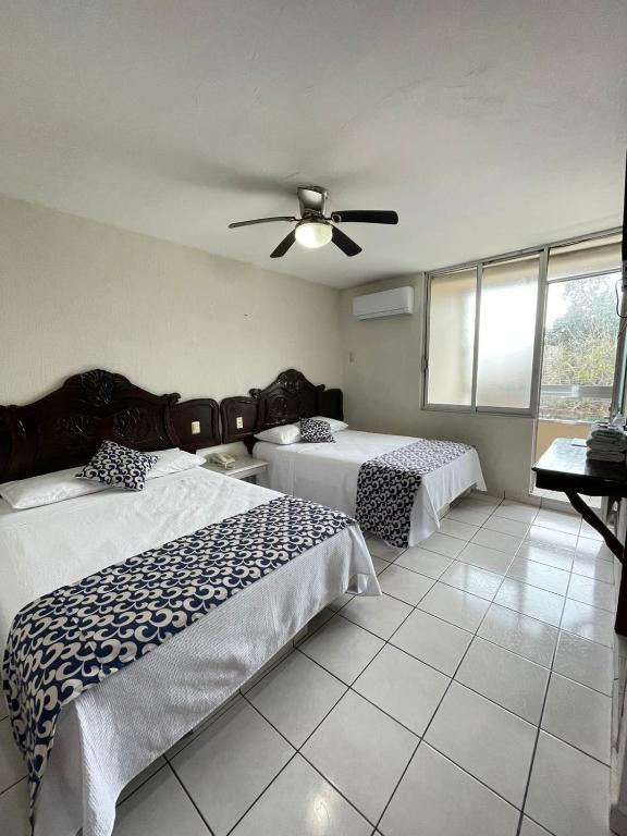 Postel nebo postele na pokoji v ubytování Hotel California