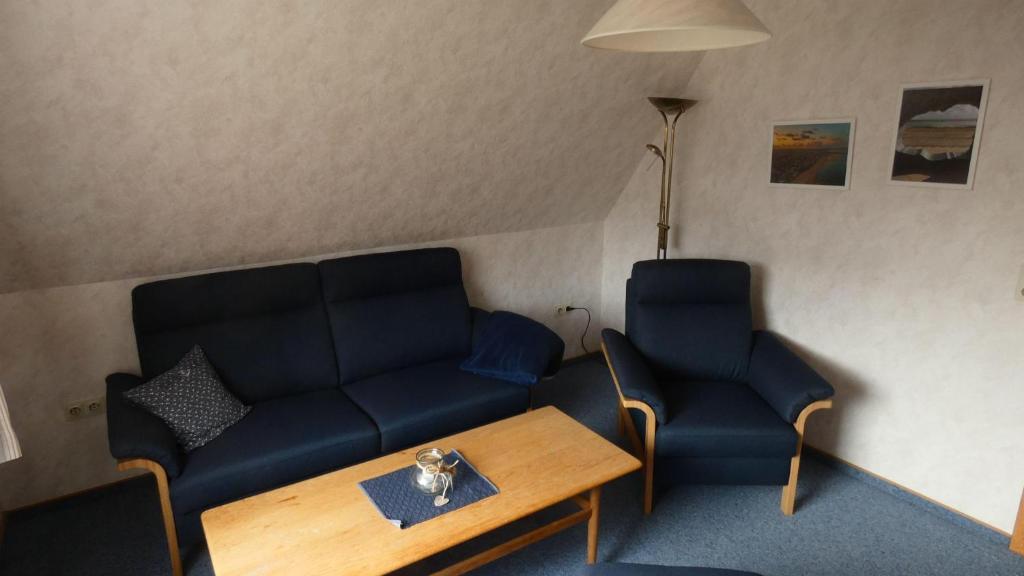 ein Wohnzimmer mit einem Sofa und einem Tisch in der Unterkunft Wohnung Lund 2 in Wyk auf Föhr