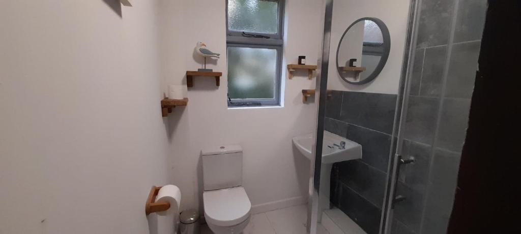 Gallery image of Perranporth Bungalow 2mins Walk to Beach! in Perranporth