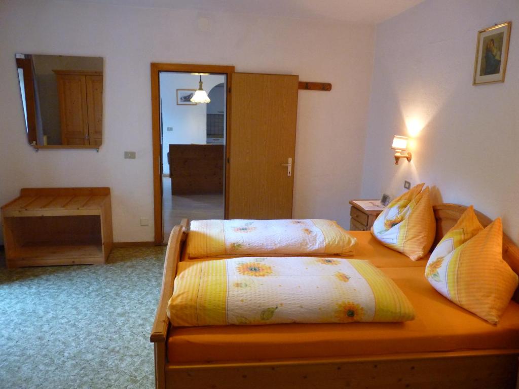 Postel nebo postele na pokoji v ubytování Schlosshof zu Montani