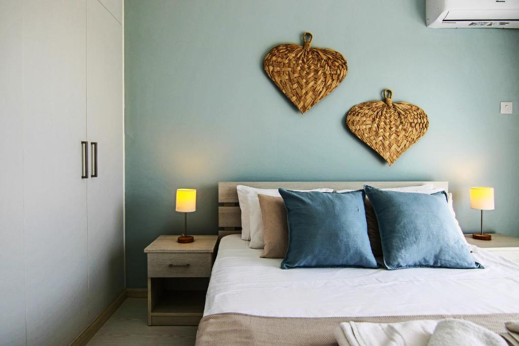ein Schlafzimmer mit einem Bett mit zwei Herzen an der Wand in der Unterkunft Phaedrus Living: City View Fountain Court 113 in Ayia Napa