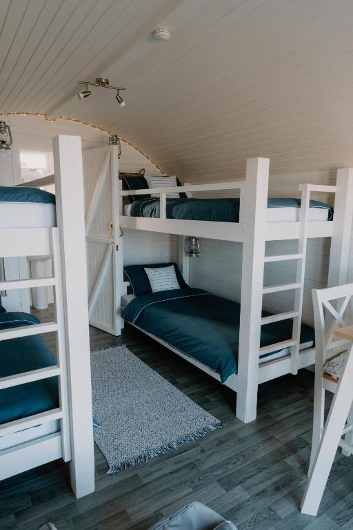 Palanda nebo palandy na pokoji v ubytování Strathy Bay Pods
