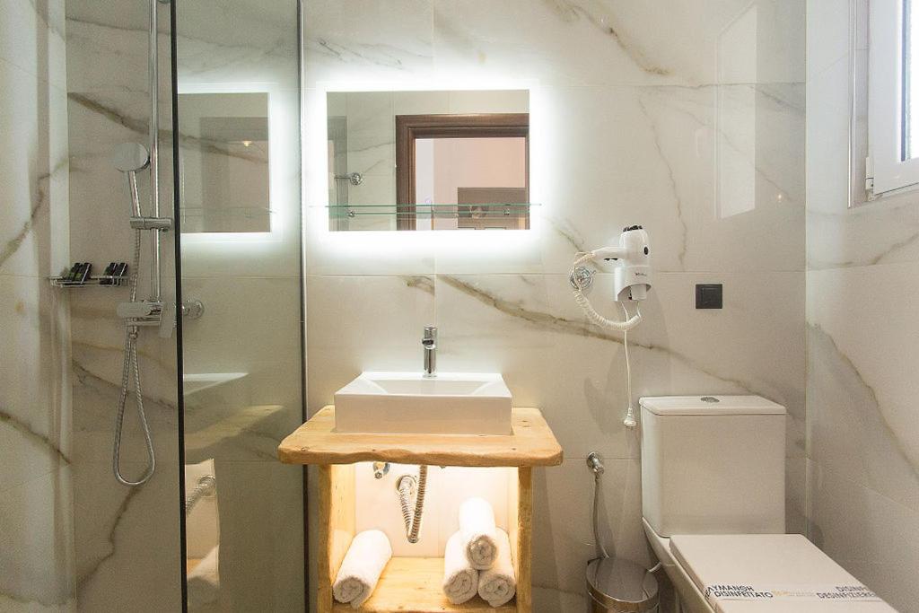 A bathroom at Deluxe Town Hall Square Flat in Historical Center 2