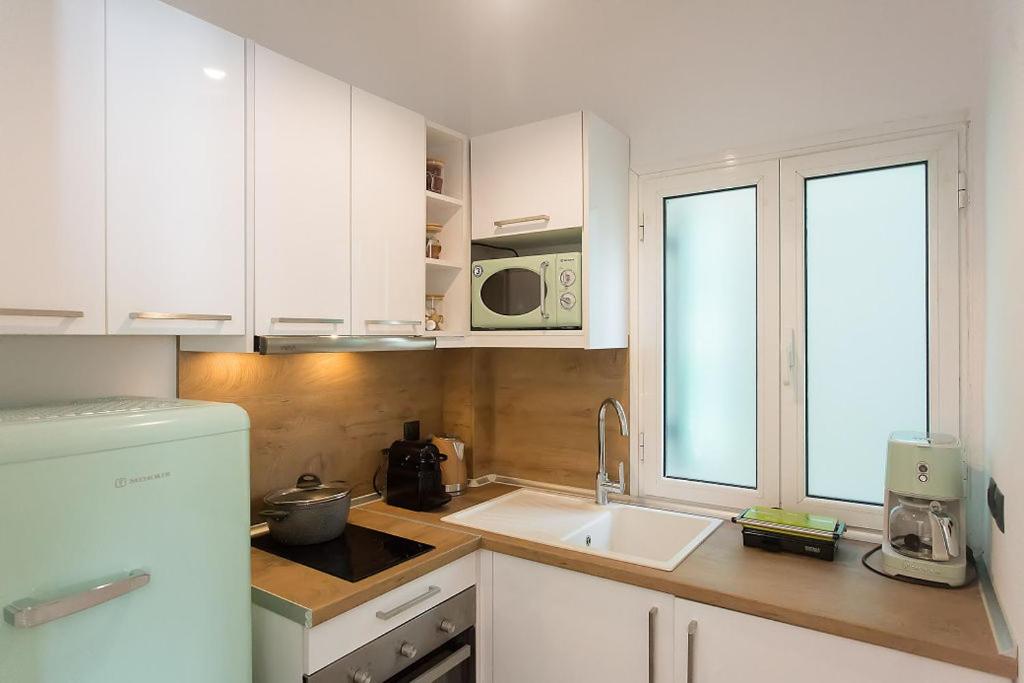 A kitchen or kitchenette at Deluxe Town Hall Square Flat in Historical Center 2