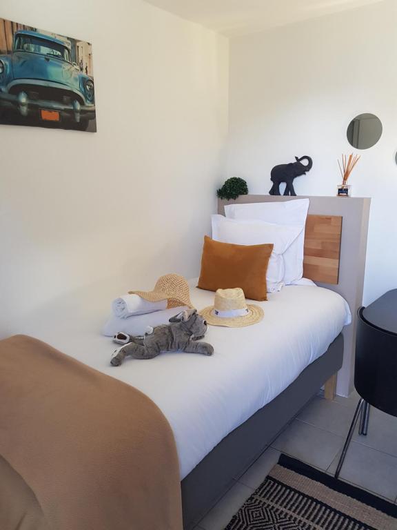 a bed with hats and hats on top of it at Hotel Villa Maya in Saint-Tropez