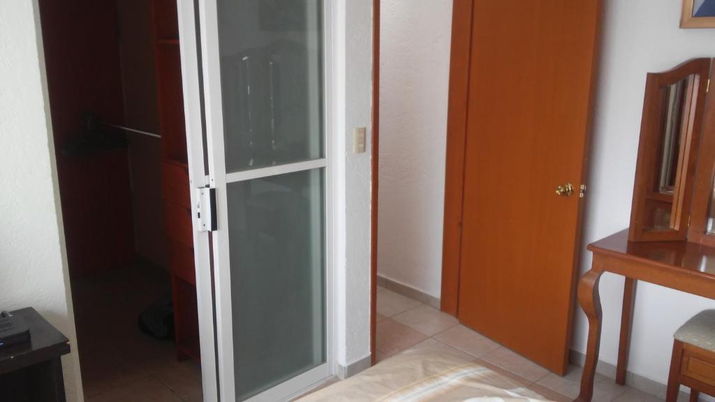 Casa privada completa , para 8 personas para descanso y o trabajo tambien por habitacion con baño privado para 2 o 4 personas compartiendo areas comunes - 