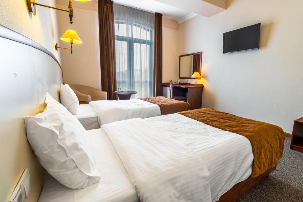 Postel nebo postele na pokoji v ubytování Regency Hotel