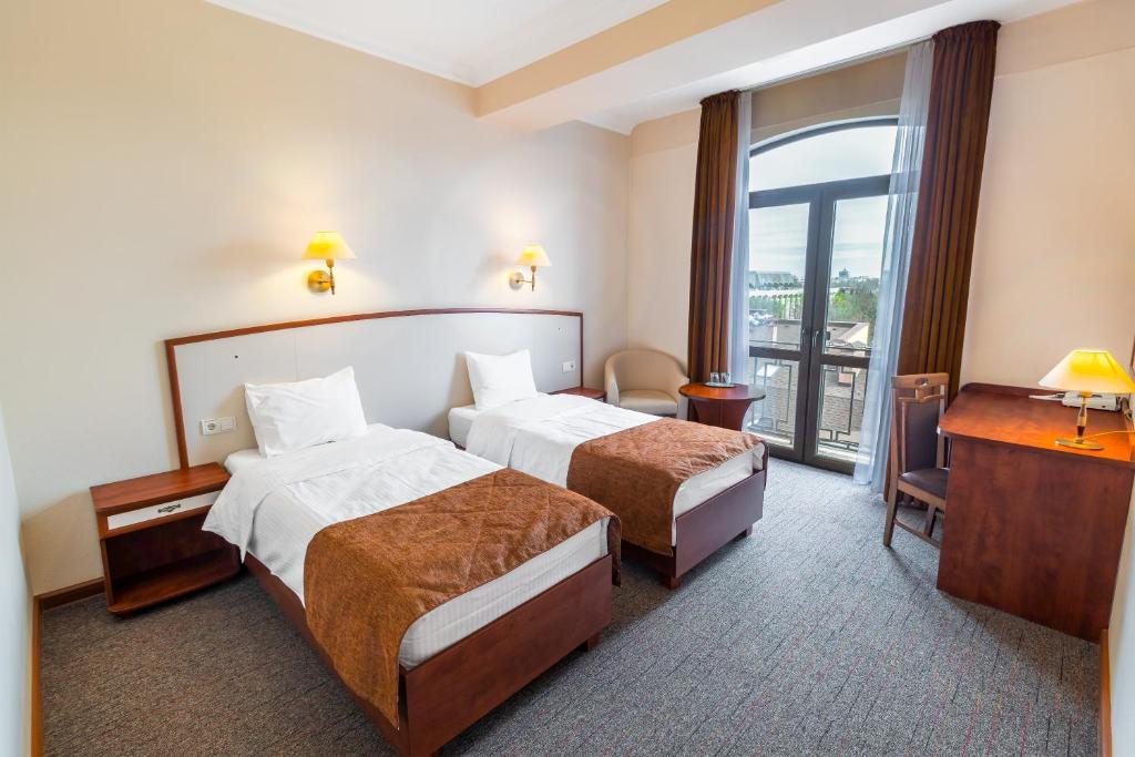 Postel nebo postele na pokoji v ubytování Regency Hotel