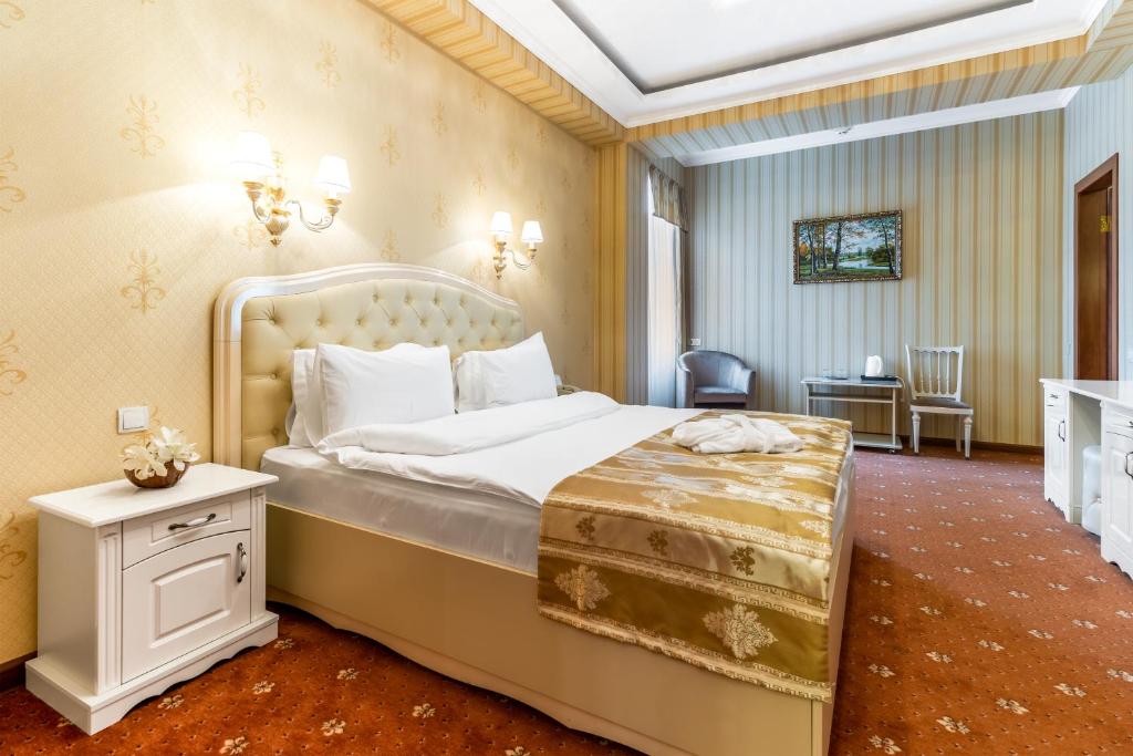 Postel nebo postele na pokoji v ubytování Regency Hotel