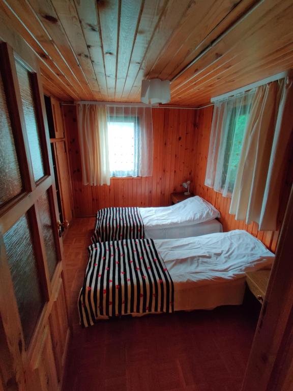 Postel nebo postele na pokoji v ubytování Ośrodek leśny Rajsko w Zapuście