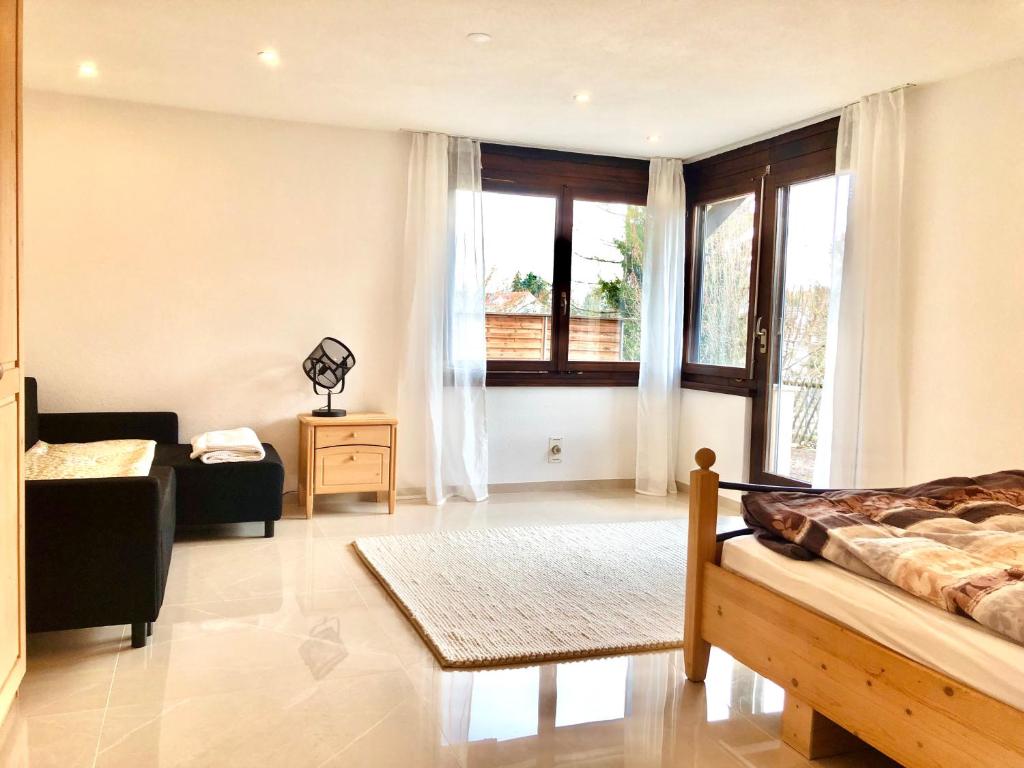 Postel nebo postele na pokoji v ubytování Big Apartment with garden Rapperswil-Jona