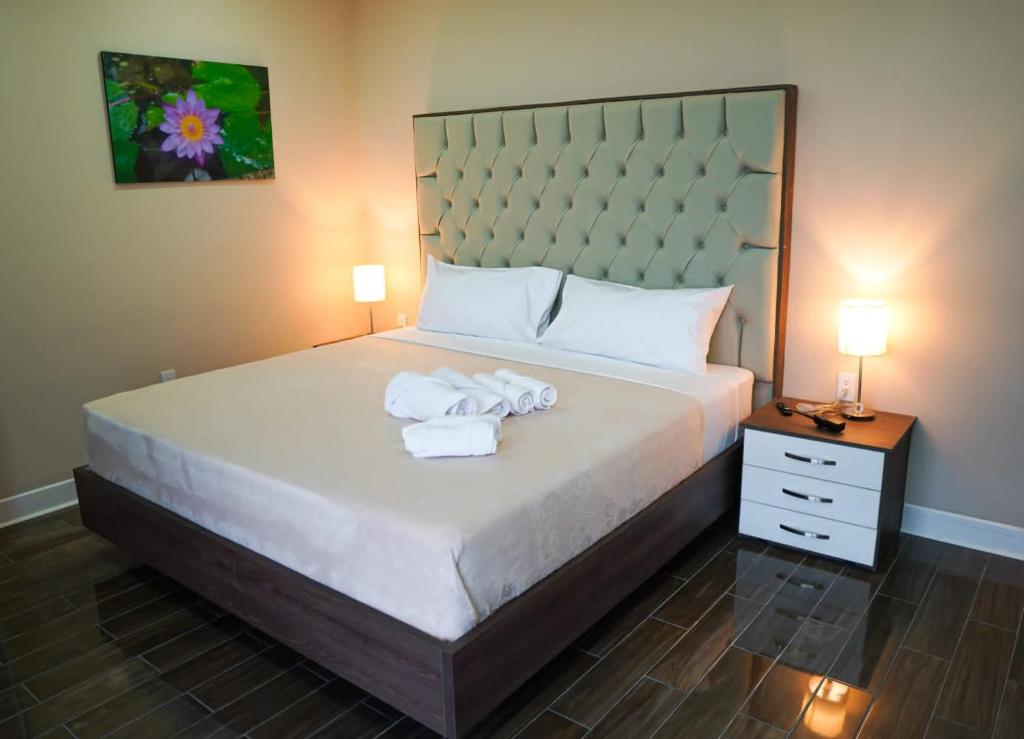 una camera da letto con un grande letto con asciugamani di THE VIEW HOTEL a Cumanda