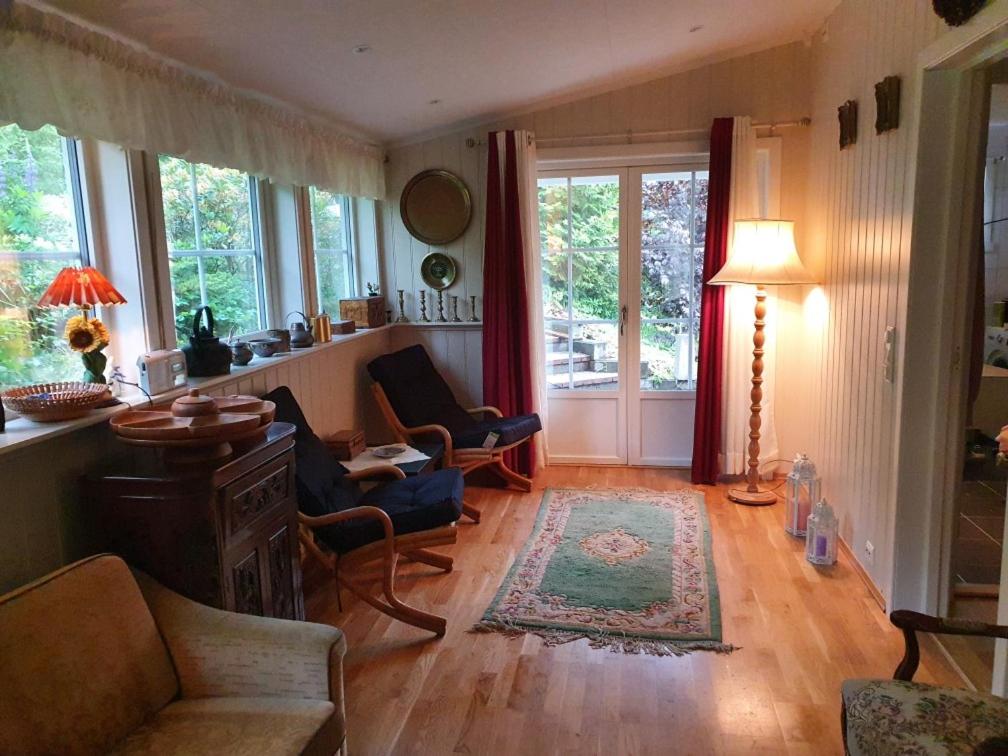 Posezení v ubytování Sjarmerende feriehus i Olden rett ved fjorden