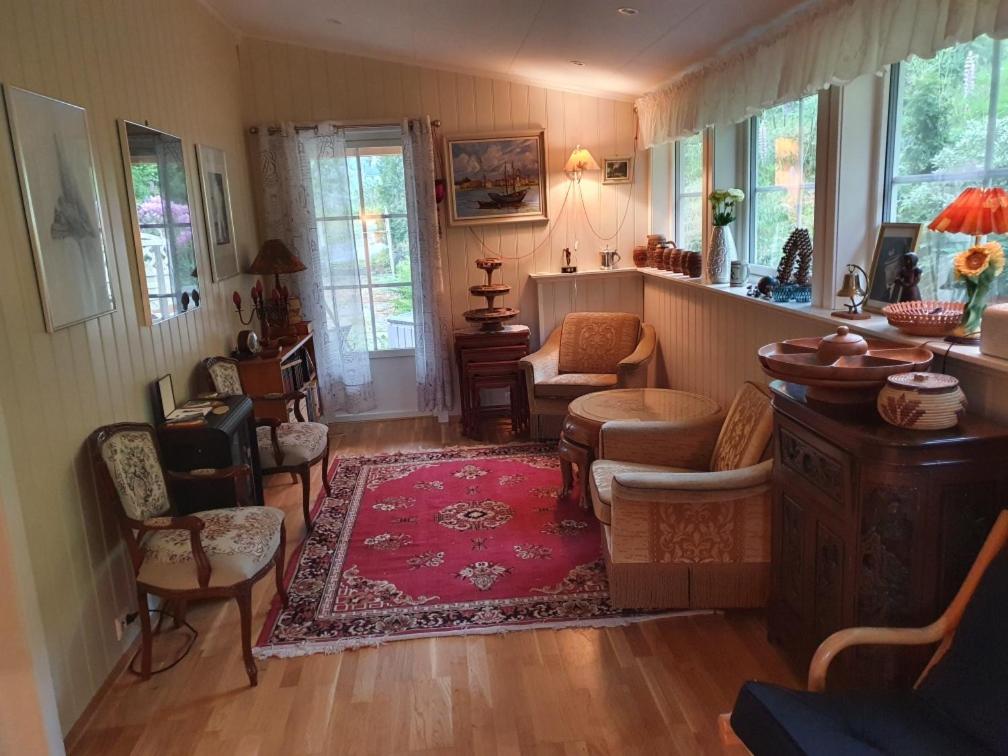 Posezení v ubytování Sjarmerende feriehus i Olden rett ved fjorden