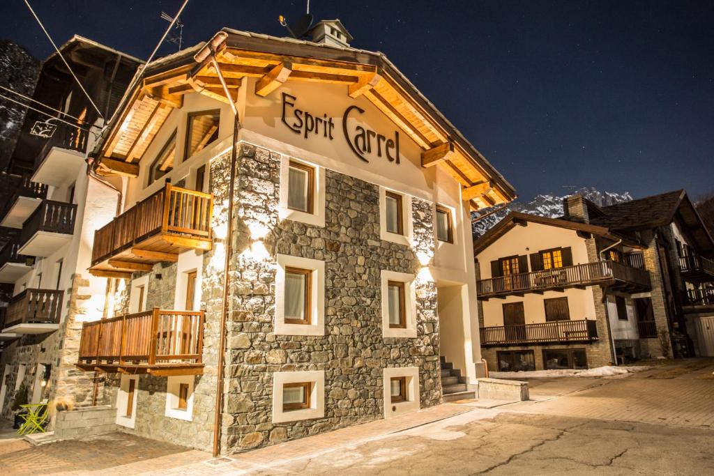 Un edificio con un cartel en el costado. en Esprit Carrel, en Valtournenche