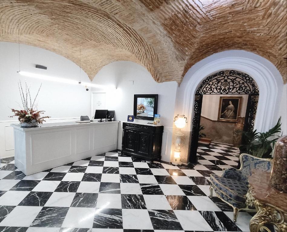 a room with a black and white checkered floor at Hotel Iberia Plaza Mayor in Cáceres
