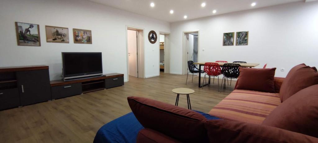 TV a/nebo společenská místnost v ubytování Apartment in an urban villa Kraljevica