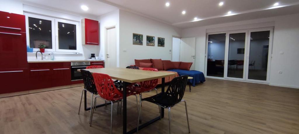 Kuchyň nebo kuchyňský kout v ubytování Apartment in an urban villa Kraljevica