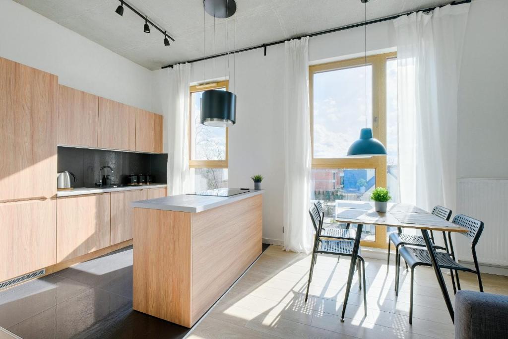 Kuchyňa alebo kuchynka v ubytovaní Apartamenty Patriotów 303