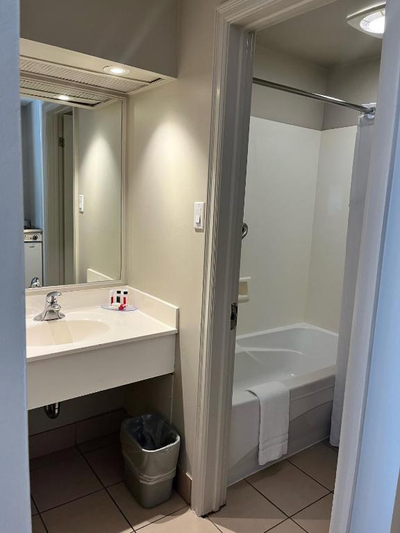 Ramada by Wyndham Ottawa On The Rideau - 2 Camas Dobles, Estándar, No Fumar