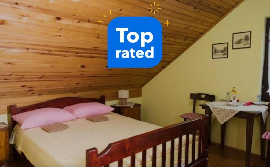 um quarto com uma cama com uma placa de topo em Putnicka kuca kod Dragane em Bajina Bašta
