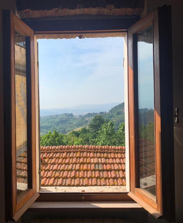 okno z widokiem na dach kaflowy w obiekcie Centro Storico Perugia - Vista Su Assisi w mieście Perugia