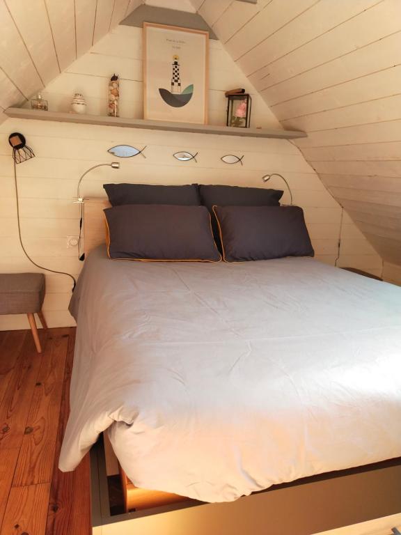 a bed in a small room in a tiny house at Chambrecosy salle de bain privée in Quimper