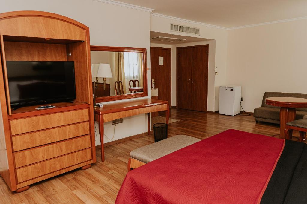 TV a/nebo společenská místnost v ubytování Gran Hotel Diligencias