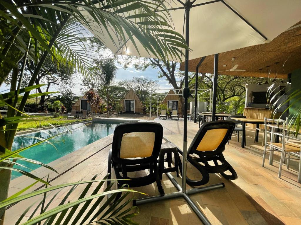 Bazén v ubytování Pyramid Tamarindo Luxury Hotel nebo v jeho okolí