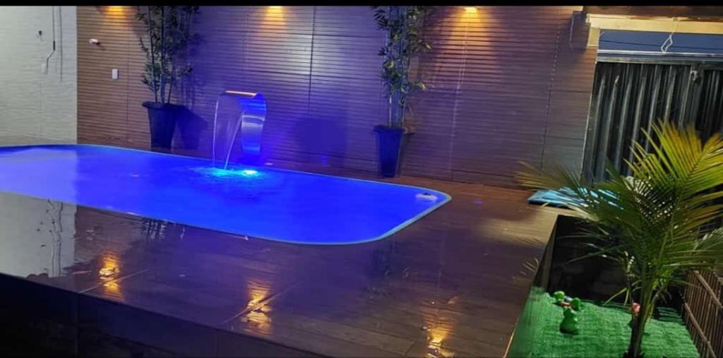 bañera azul en una habitación con plantas en And Marlebi en Cabo Frío