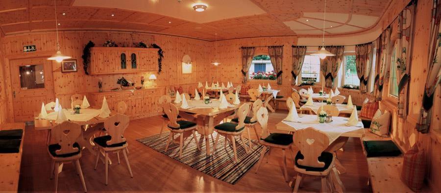 Restaurace v ubytování Mountainview Lodge - Chalet im Zillertal direkt am 5 Sterne Campingplatz Aufenfeld mit Hallenbad und Sauna