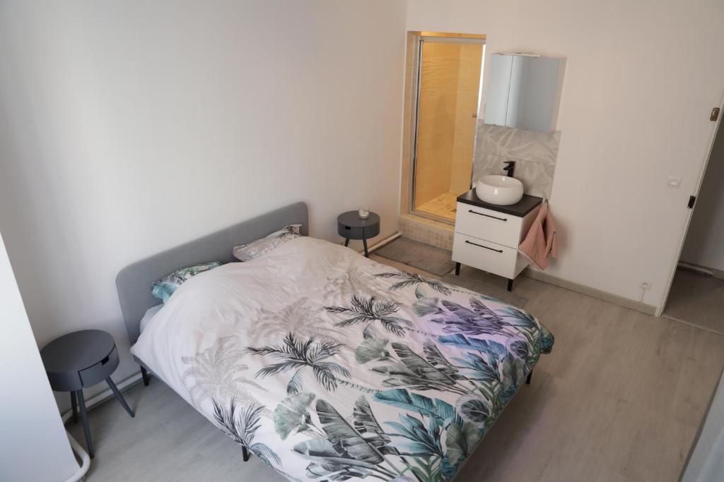 une chambre avec un lit et un miroir dans l'établissement grand appart proximité vieux port et gare, à Marseille
