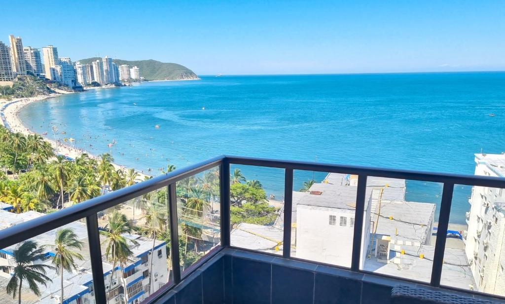 - Balcón con vistas a la playa en Apartamentos cerca a la playa, Los Laureles - By Bedviajes, en Santa Marta