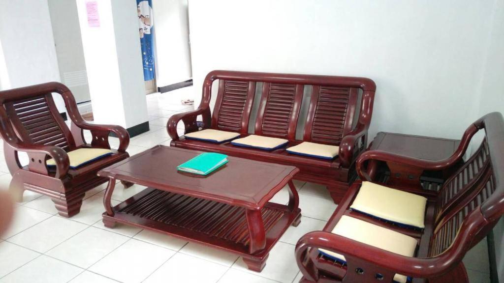 Habitación con sillas, mesa y mesa de centro. en 蘭嶼阿文的家二人套房, en Lanyu