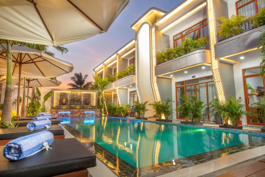 una imagen de una villa con piscina en Cambana La Rivière Hotel, en Battambang