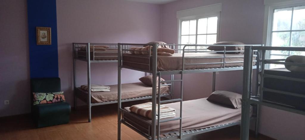 Łóżko lub łóżka piętrowe w pokoju w obiekcie Albergue o Apalpador