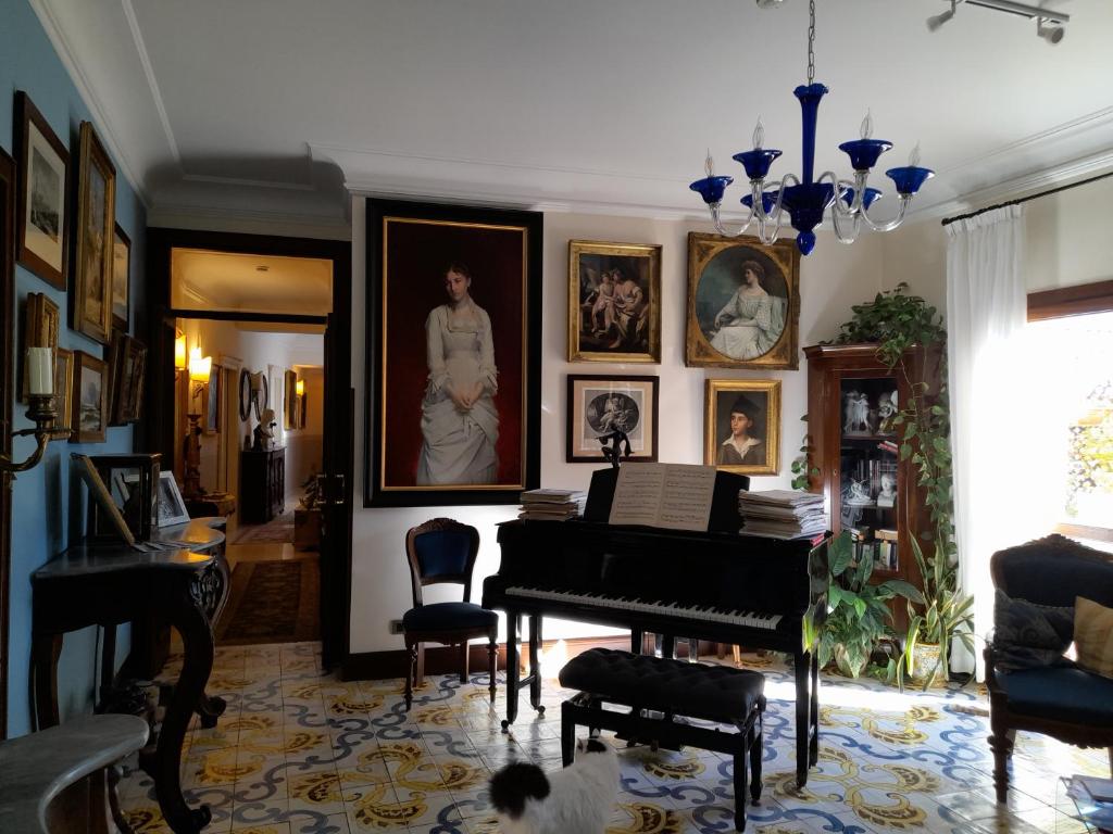 A seating area at terrazze di montelusa