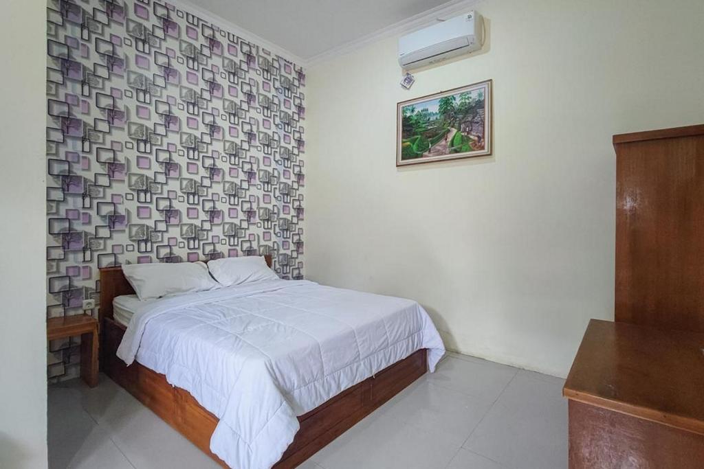 a small bedroom with a bed in a room at RedDoorz at Tanakatto Homestay Waikabubak in Waikabubak