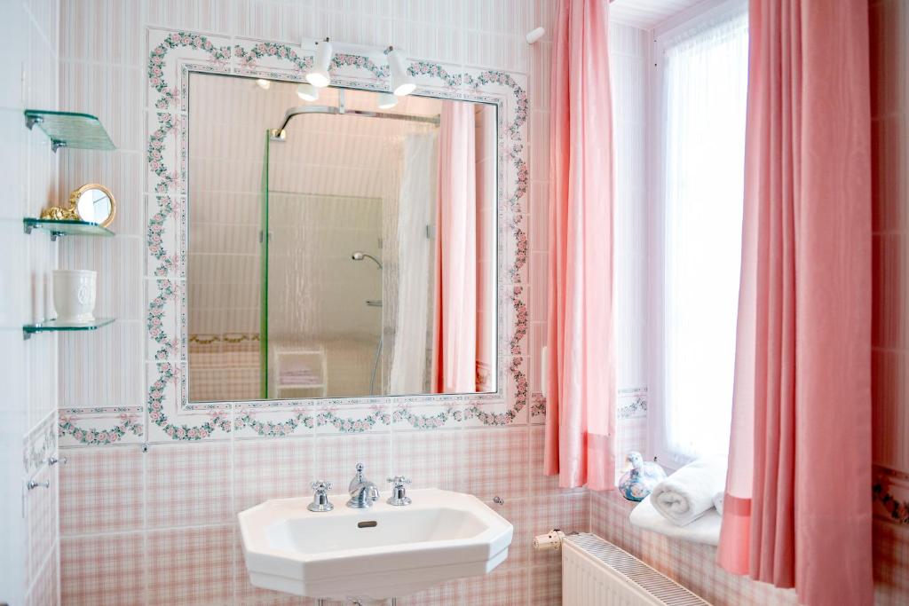 Koupelna v ubytování Hotel Wiesbaden