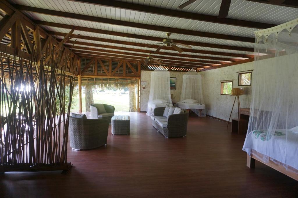 Postel nebo postele na pokoji v ubytování Vanira Lodge