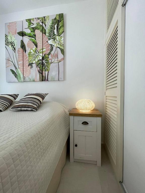 Posteľ alebo postele v izbe v ubytovaní Just my dream beachfront Home 34 in Glyfada beach Corfu by New Era