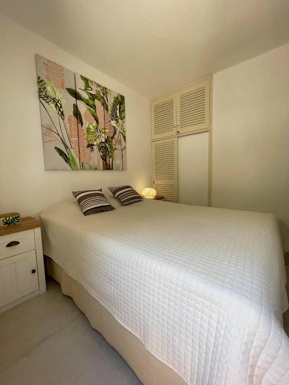 Posteľ alebo postele v izbe v ubytovaní Just my dream beachfront Home 34 in Glyfada beach Corfu by New Era