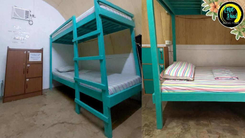 2 stapelbedden in een kamer met een bed bij Love Shack Hostel & Cafe in San Juan
