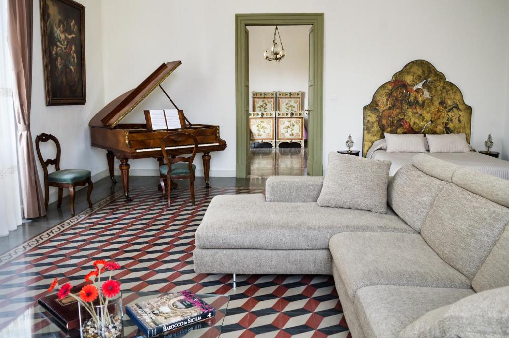 A seating area at Don Giovanni Charme Apartment